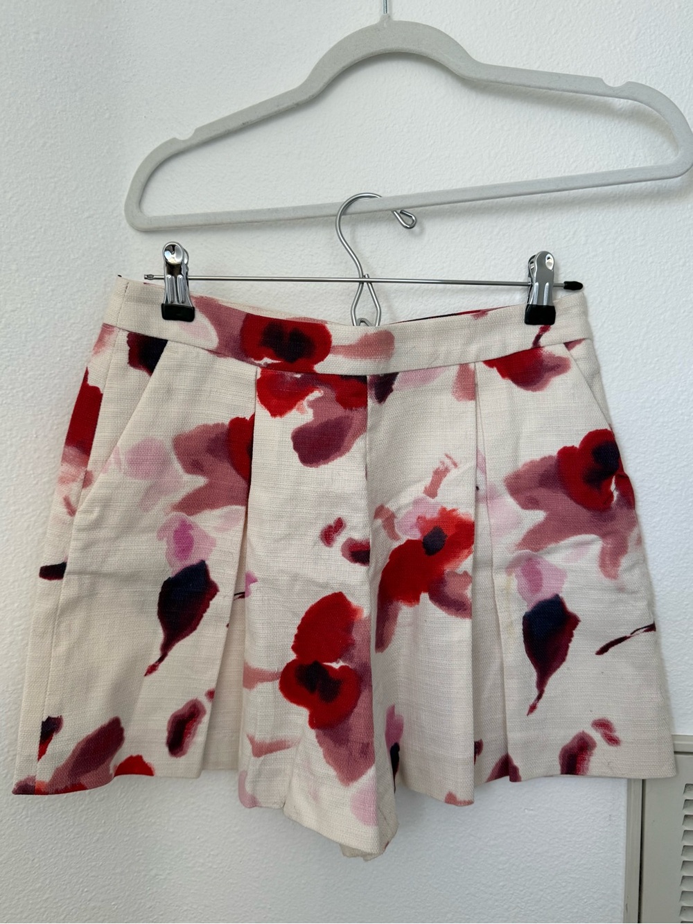 ZARA Floral Pleated Skort in Cream with Red & Pink Blooms